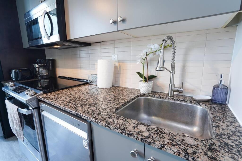 טורונטו 1504 Brand New Best Location 1Br Den With Amazing View מראה חיצוני תמונה